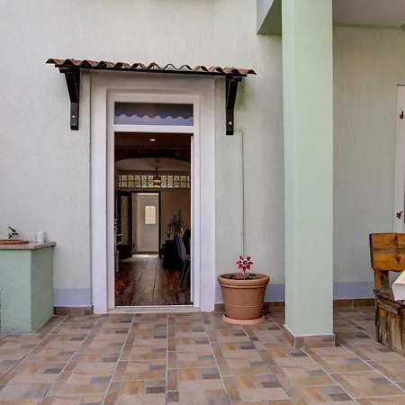 Laura With Terrace Apartament