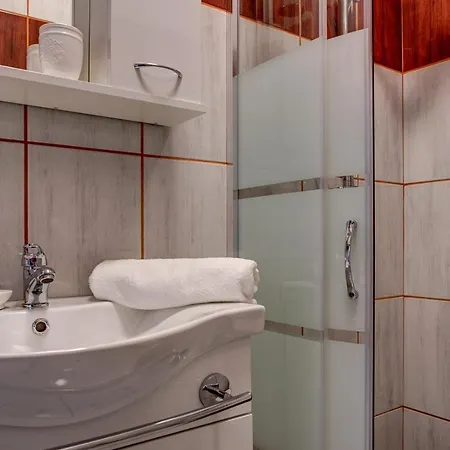 Laura With Terrace Apartament