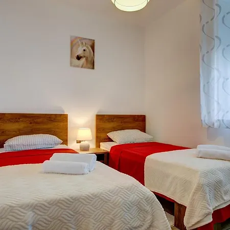 Laura With Terrace Apartament *