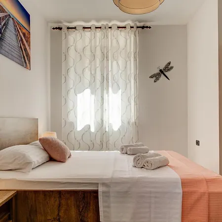 Laura With Terrace Apartament